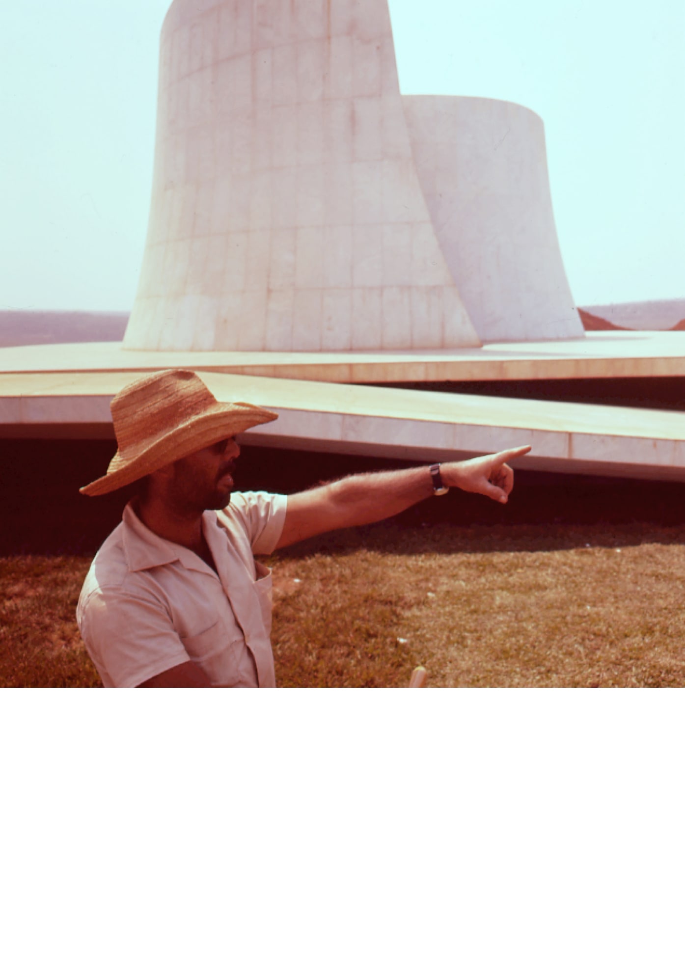 In die Ferne zeigender Mann vor der „Capela da Alvorada“ des „Palácio da Alvorada“ in Brasília entworfen von Oscar Niemeyer (nach 1958). Foto: Otl Aicher. © Florian Aicher Rotis, HfG-Archiv / Museum Ulm. HfG-Ar Ai D 2_219.