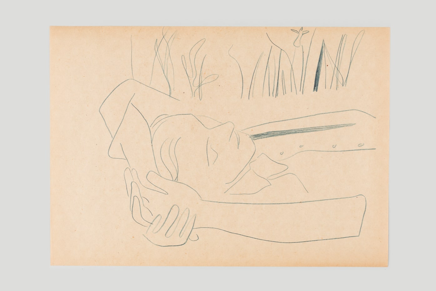 Im Gras liegende Person (ca. 1945-50). Gestaltung: Otl Aicher. Foto: Oleg Kuchar. © Florian Aicher Rotis, HfG-Archiv / Museum Ulm. HfG-Ar Ai P 649.12.
