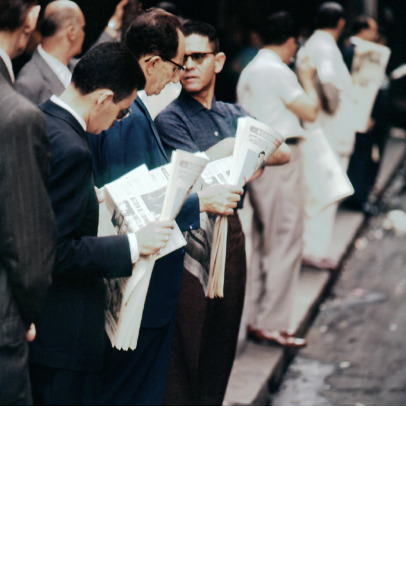 Männer am Straßenrand stehend, teilweise Zeitungen lesend, wahrscheinlich Brasilien-Reise Aicher (ca. 1950er Jahre). Foto: Otl Aicher. © Florian Aicher Rotis, HfG-Archiv / Museum Ulm.HfG-Ar Ai D 2_098.